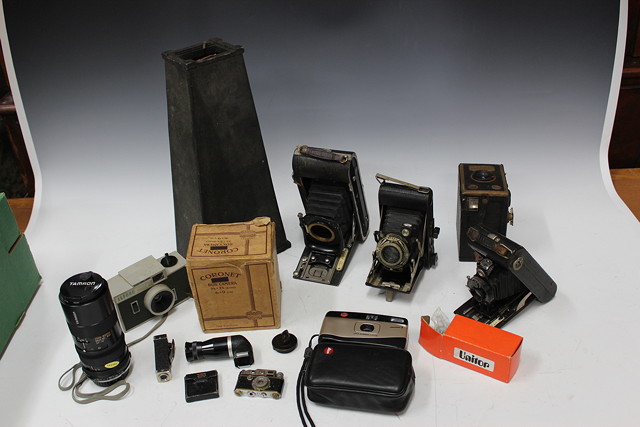 Appraisal: A QUANTITY OF PHOTOGRAPHIC EQUIPMENT to include a Leica Mini