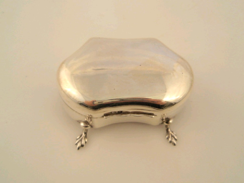 Appraisal: Edwardian silver jewel box of purse shaped design with hinged