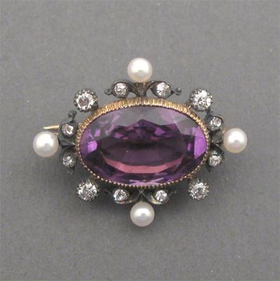 Appraisal: A small Victorian amethyst diamond and pearl brooch the oval