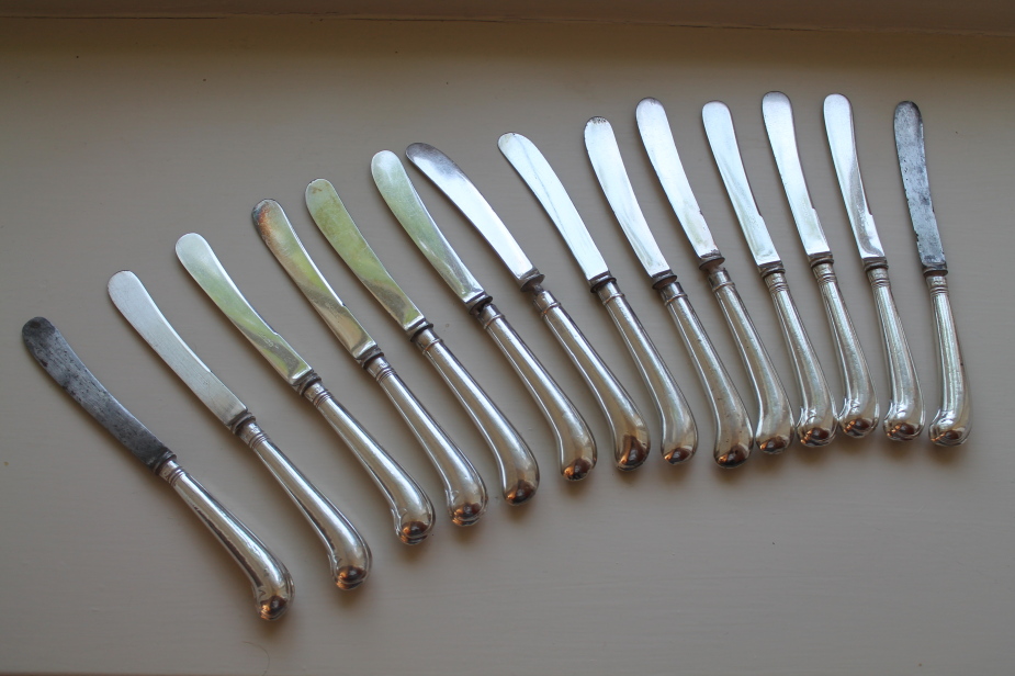 Appraisal: A set of eight tea knives with silver pistol handles