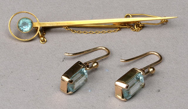 Appraisal: A PAIR OF AQUAMARINE DROP EARRINGS and an aquamarine set