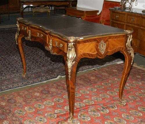 Appraisal: BUREAU-PLAT Louis XV-Stil Jh Nussbaum und Palisander eingelegt in Form