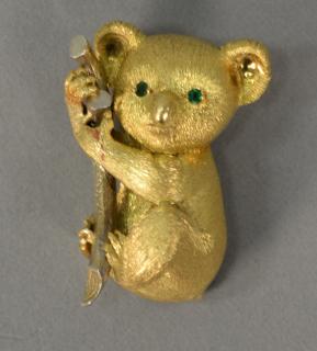 Appraisal: K gold koala bear brooch holding a telephone with emerald