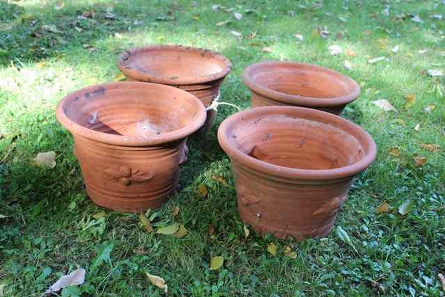 Appraisal: A SET OF FOUR WHICHFORD POTTERY TERRACOTTA FLOWER POTS diameter