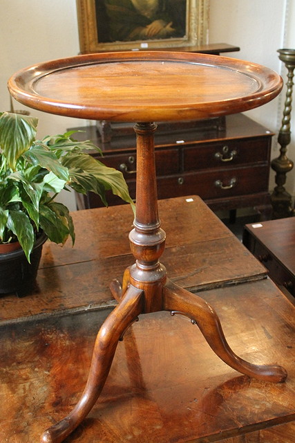 Appraisal: A REPRODUCTION MAHOGANY CIRCULAR TRAY TOP OCCASIONAL TABLE on tripod