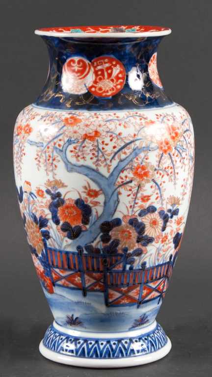 Appraisal: Japanese Imari porcelain vase fourth quarter- th century with garden