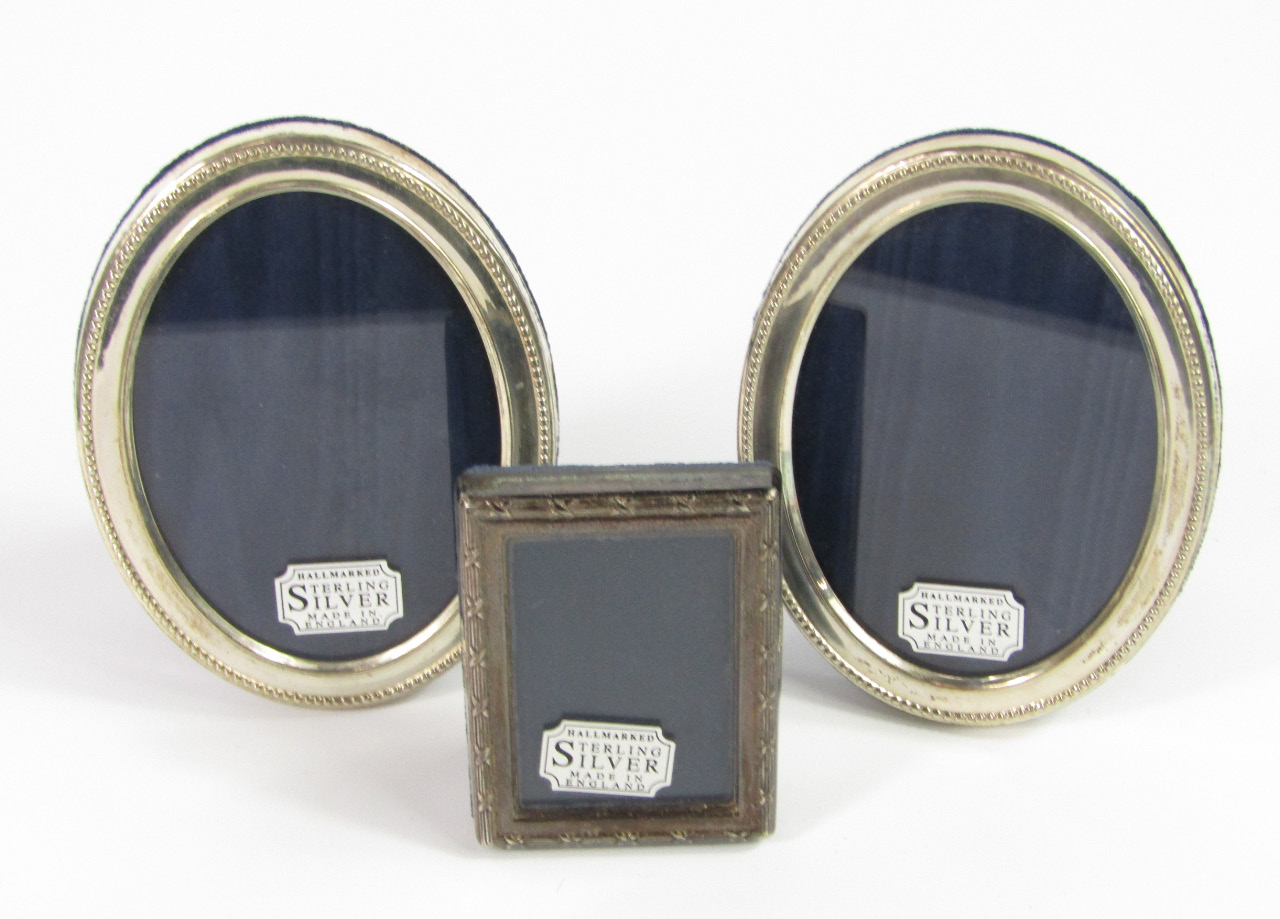 Appraisal: A pair of oval silver strut photograph frames with beaded