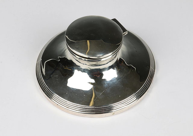 Appraisal: A SILVER CAPSTAN INKWELL with reeded decoration and hinged lid