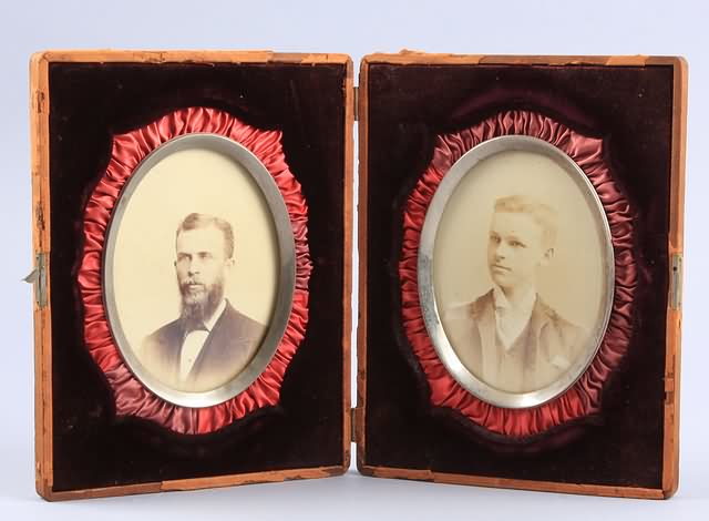 Appraisal: Large Full plate photographic case containing a cabinet card of