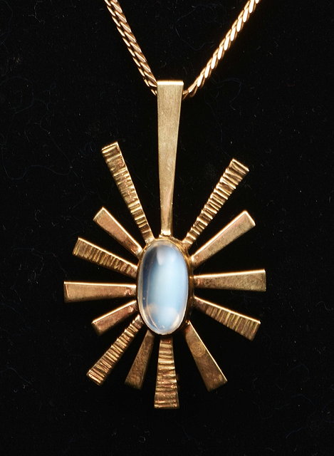 Appraisal: A CT GOLD AND MOONSTONE PENDANT BROOCH in the form