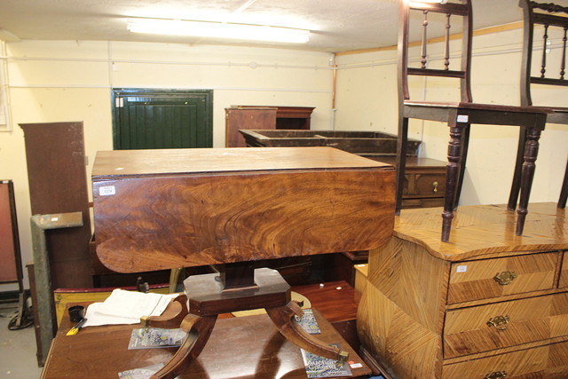 Appraisal: A GEORGIAN MAHOGANY DROP LEAF RECTANGULAR SUPPER TABLE with single