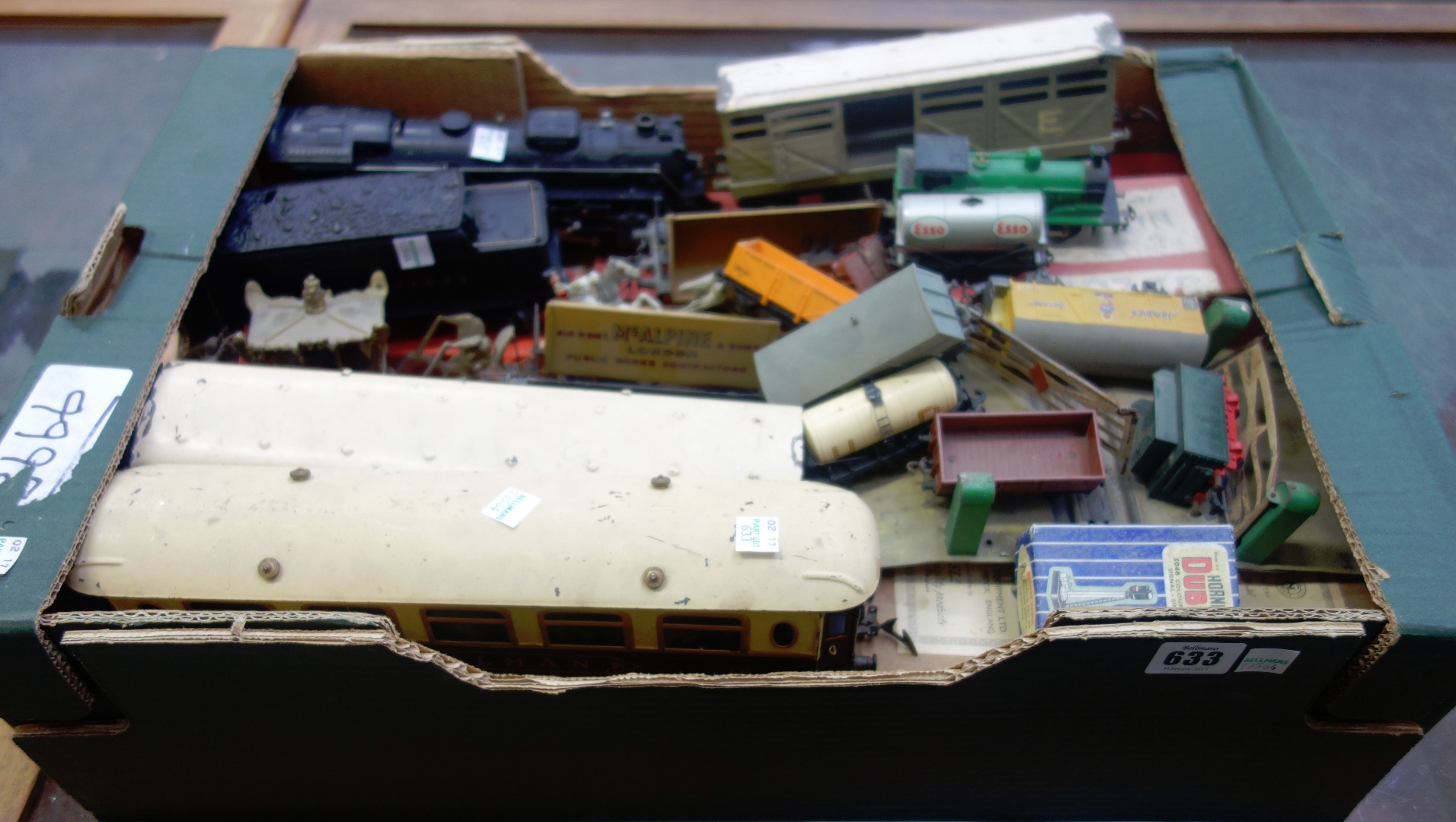 Appraisal: A quantity of OO gauge railway items including a Lionel