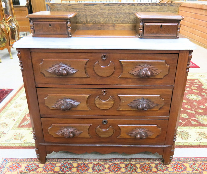 Appraisal: VICTORIAN WALNUT CHEST OF DRAWERS American c the top surmounted