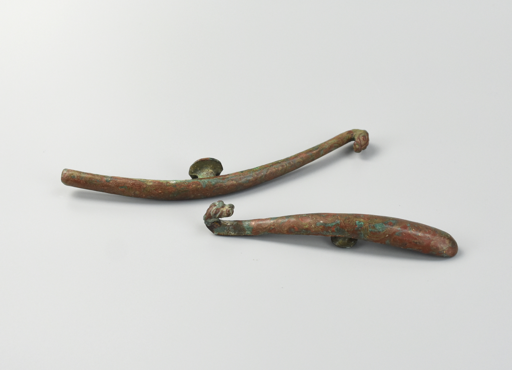 Appraisal: a pair of Chinese bronze hooks with dragon heads to