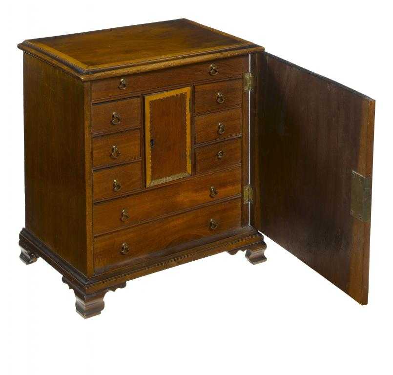 Appraisal: AN ENGLISH MAHOGANY TABLE CABINET the top and door crossbanded