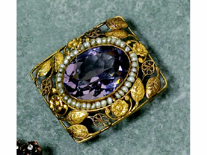 Appraisal: ANTIQUE AMETHYST BROOCH k yellow gold rectangular brooch designed with