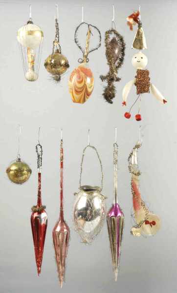 Appraisal: Lot of Wire Wrapped Ornaments Description Includes three umbrellas pipe