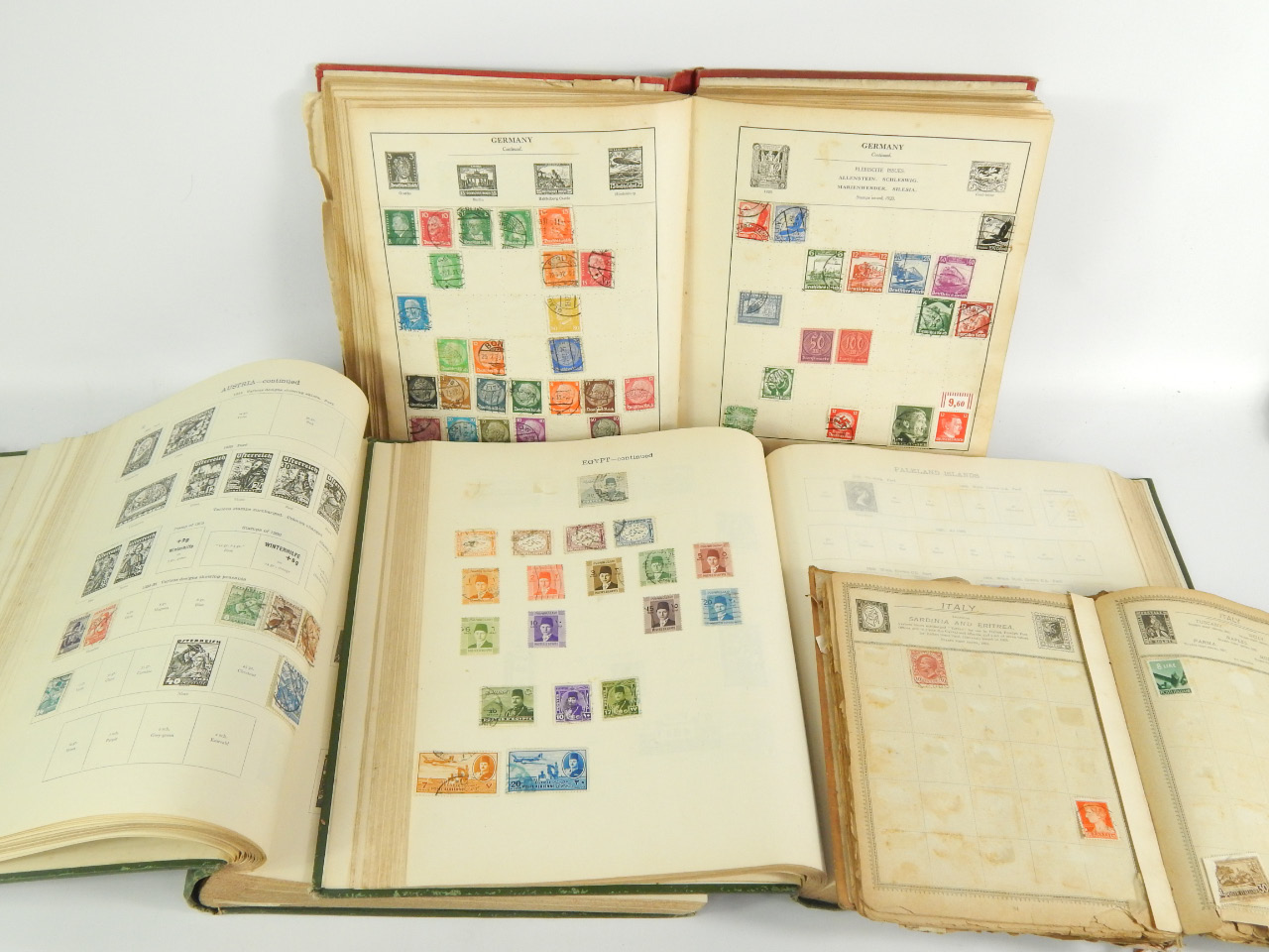 Appraisal: A mixed accumulation of general and World stamps in five