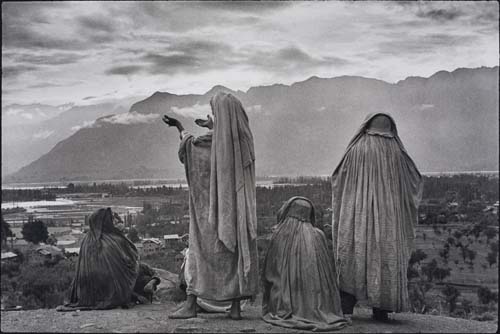 Appraisal: CARTIER-BRESSON HENRI - Kashmir Muslim women praying at dawn in