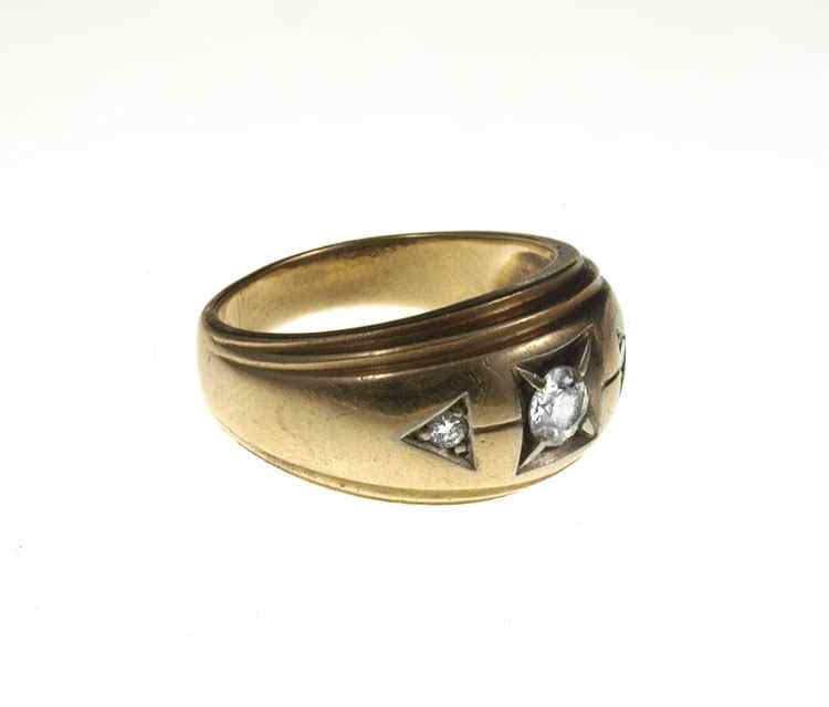 Appraisal: GENTS CT DIAMOND RING K yellow gold ring contains one