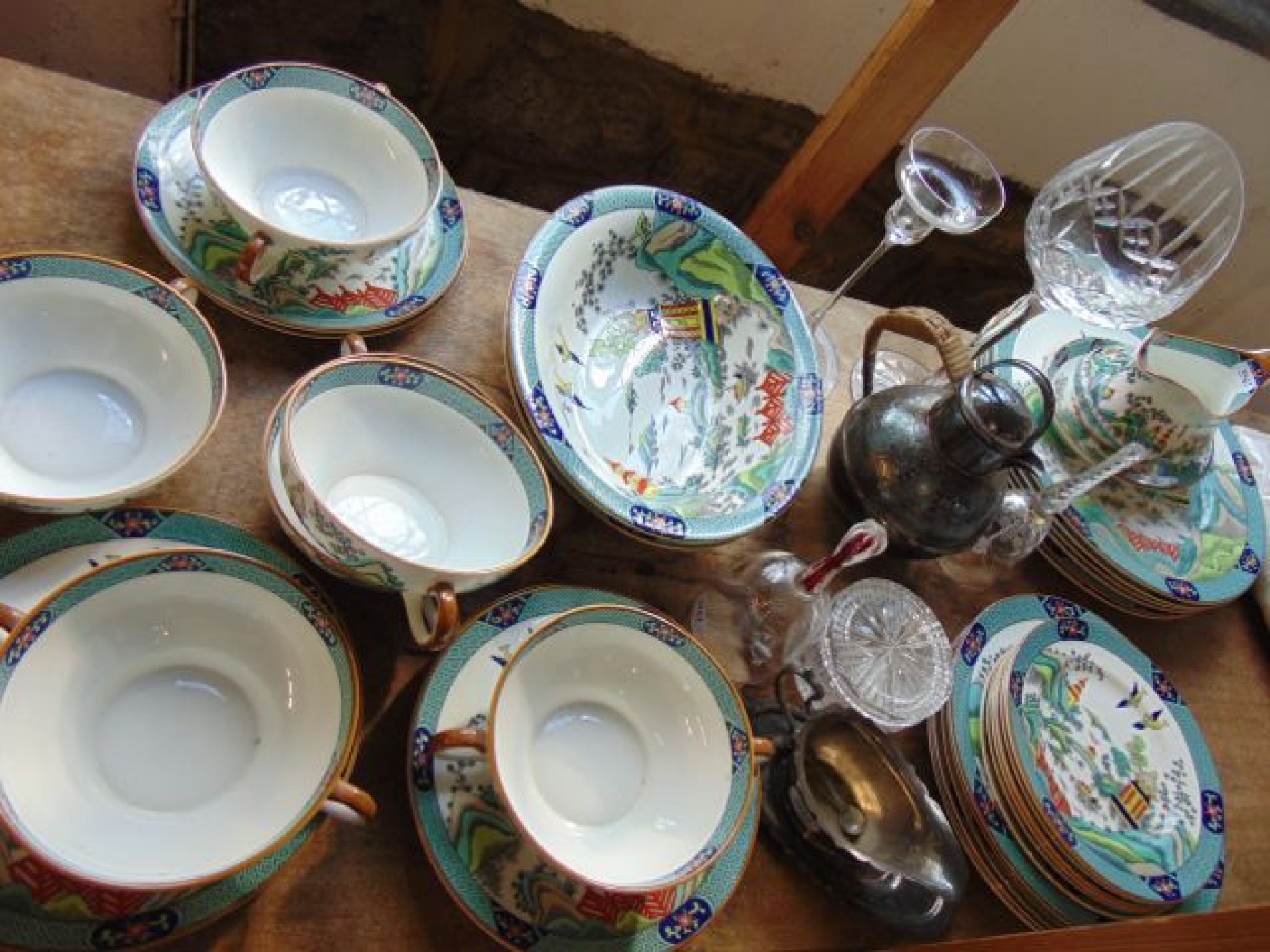 Appraisal: A quantity of Coalport dinner wares with polychrome chinoiserie pattern