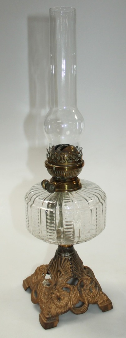 Appraisal: An Edwardian brass and gilt metal oil lamp the clear