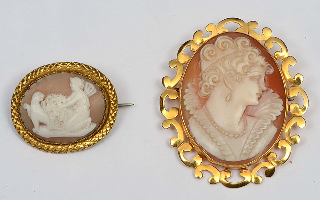 Appraisal: A GOLD MOUNTED OVAL CAMEO BROOCH with profile portrait of