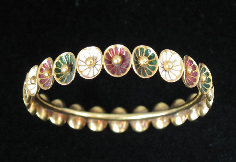 Appraisal: AN EDWARDIAN HALLMARKED YELLOW GOLD BANGLE set overall with concave