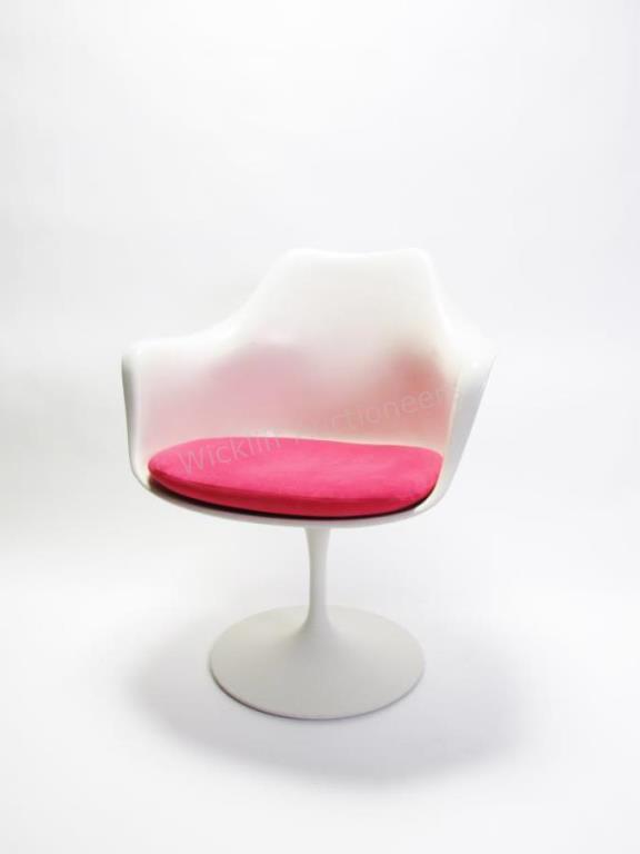 Appraisal: A Knoll by Saarinen tulip arm chair with tied seat