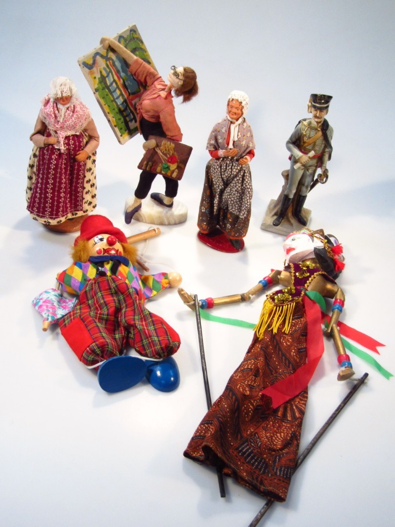 Appraisal: A collection of dolls etc to include an Eastern style