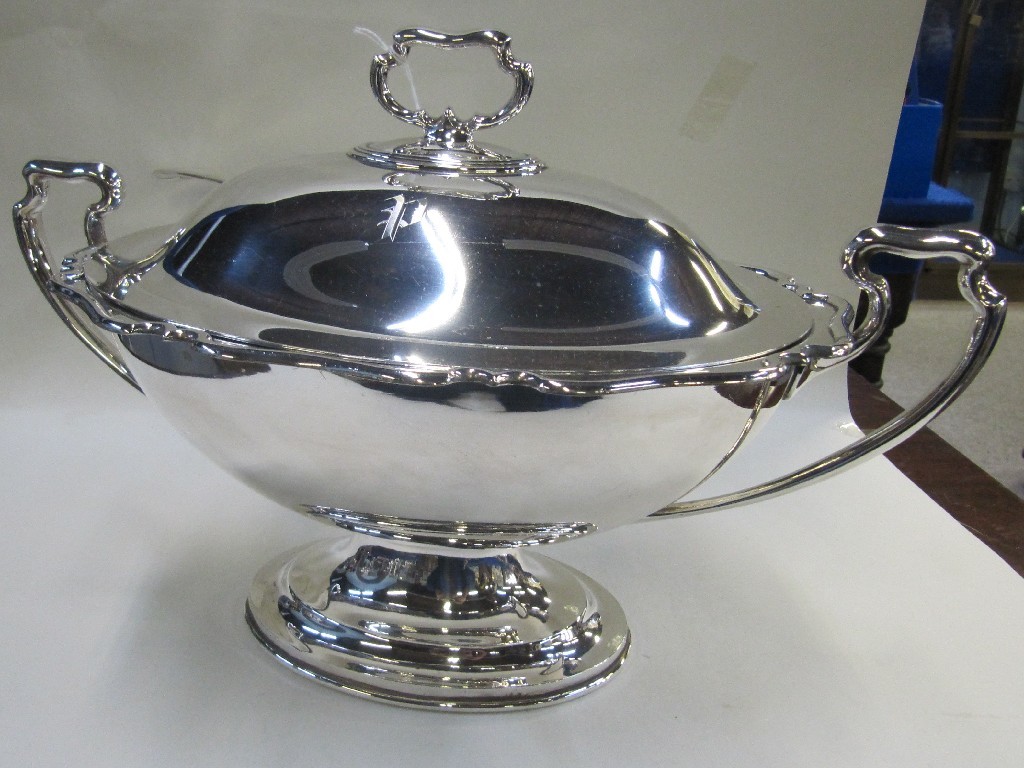 Appraisal: Lot comprising silver plated soup tureen and an entree dish