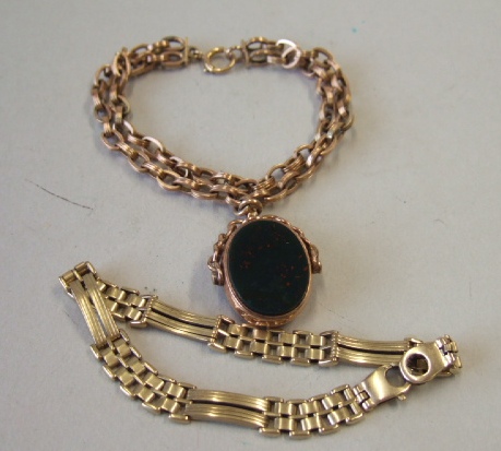 Appraisal: A ct gold bracelet in a twin curved baton and