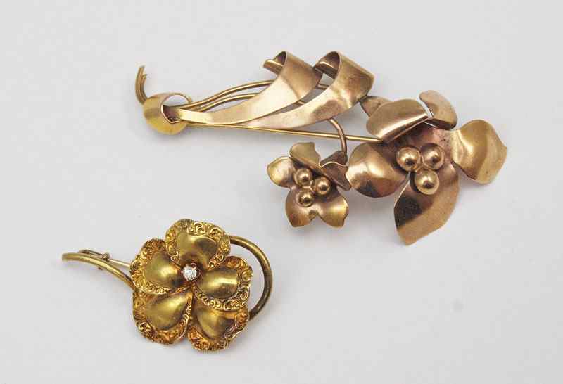 Appraisal: VINTAGE GOLD FIGURAL PINS K yellow gold flower pin contains