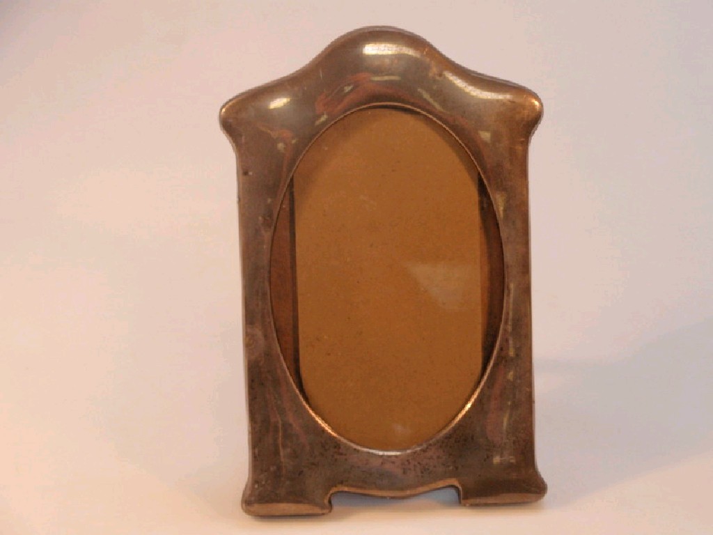 Appraisal: An Edward VII silver photograph frame with an oval aperture