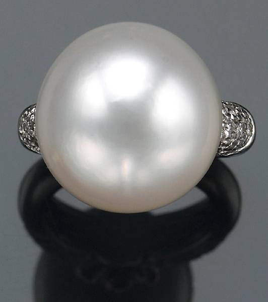 Appraisal: A South Sea cultured pearl diamond and k white gold