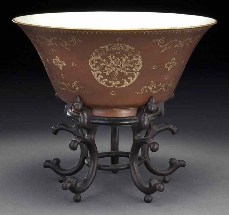 Appraisal: Chinese Qing Qianlong gilt brown porcelain bowl finely painted to