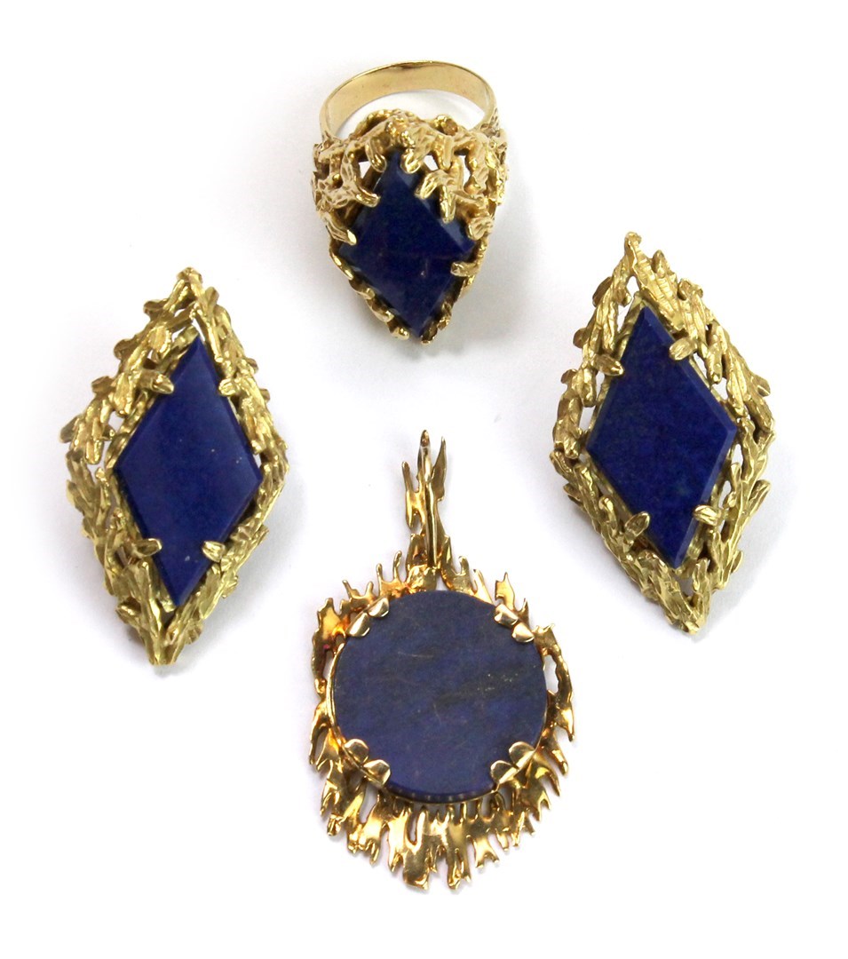 Appraisal: A gold pendant mounted with a circular lapis lazuli a