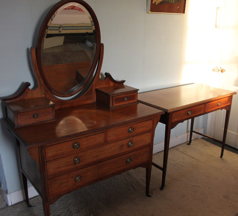 Appraisal: An Edwardian crossbanded mahogany bedroom pair of washstand and dressing