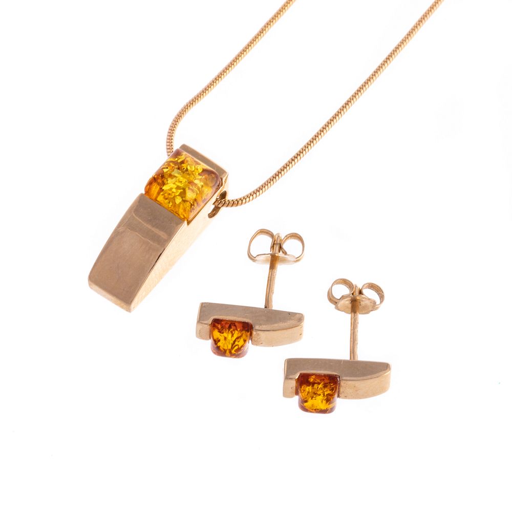 Appraisal: An Amber Pendant Matching Earrings in K K yellow gold