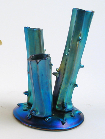 Appraisal: AN AMERICAN STEUBEN AURENE THREE-PRONGED THORN VASE in deep blue