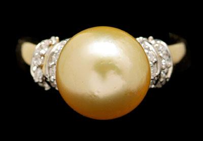 Appraisal: Golden pearl ring central south sea champagne mm gold pearl