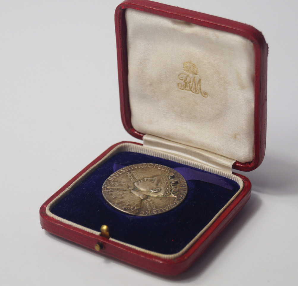 Appraisal: A silver commemorative medallion for the Investiture of Edward as