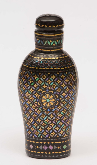 Appraisal: A CHINESE SNUFF BOTTLE in the Somada style with central