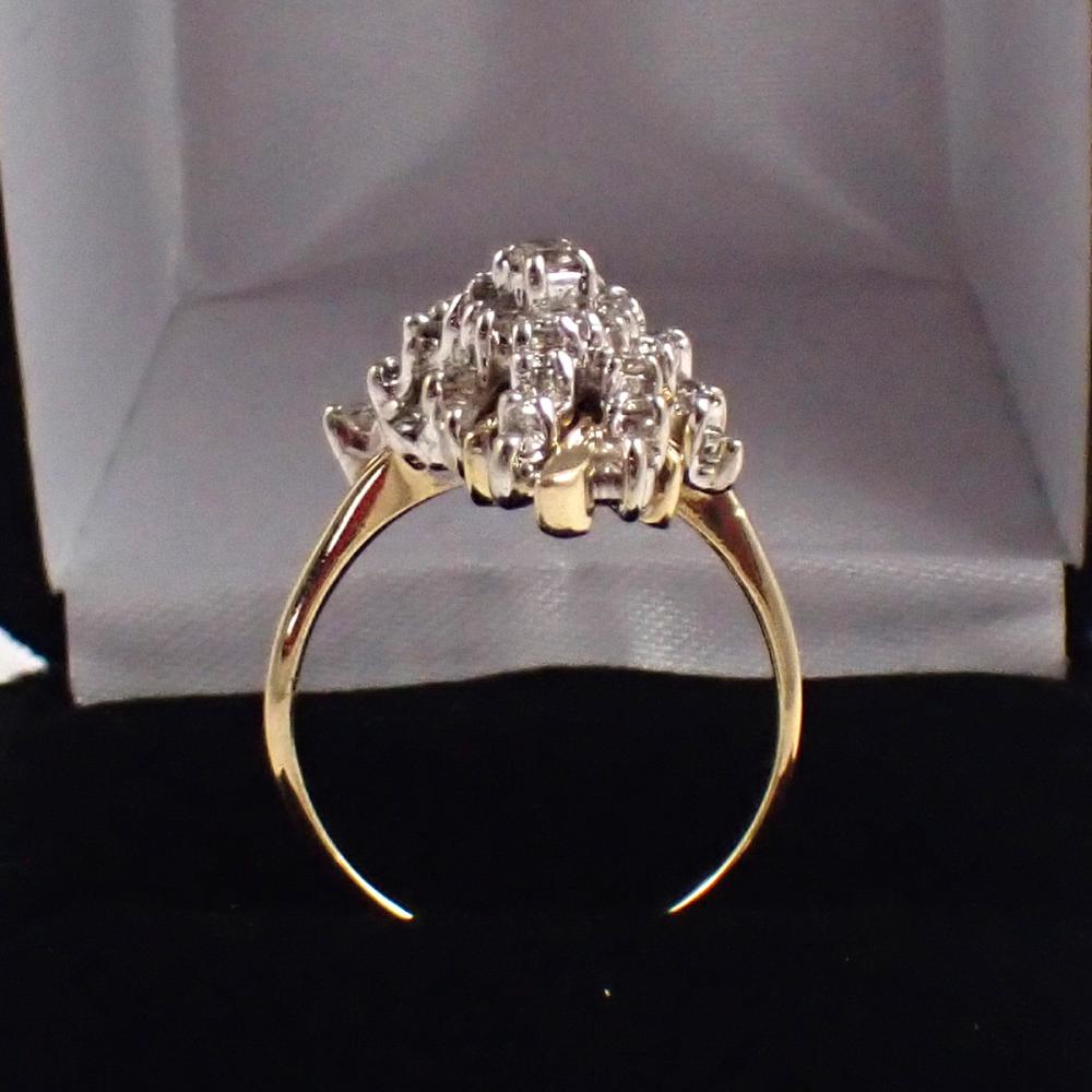 Appraisal: DIAMOND AND FOURTEEN KARAT GOLD CLUSTER RING The k yellow