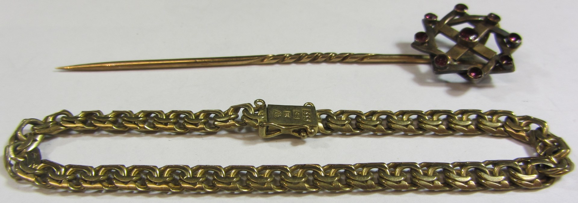 Appraisal: A Victorian gold and garnet set stick pin and a