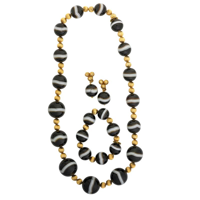 Appraisal: SUITE OF BANDED AGATE AND GOLD JEWELRY Graduated necklace Bracelet