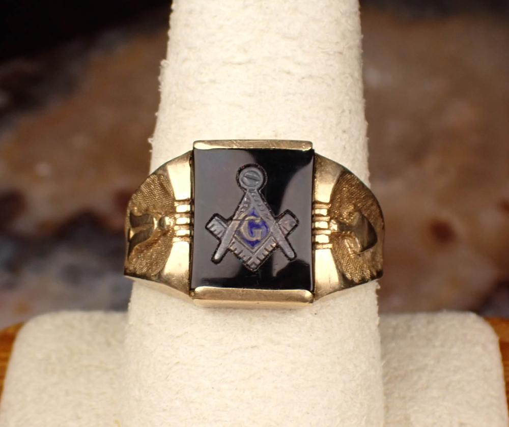 Appraisal: MAN'S VINTAGE BLACK ONYX MASONIC RING The k yellow gold