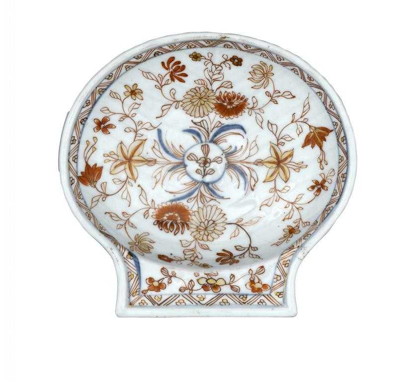 Appraisal: A CHINESE IMARI SHELL SHAPED DISH painted in underglaze blue