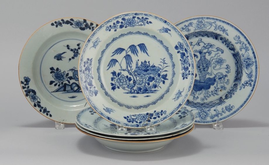 Appraisal: SIX ASSORTED CHINESE EXPORT PORCELAIN PLATES Late th CenturyWith blue