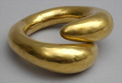 Appraisal: HOLLOW GOLD ARMLET Of double lobed simple form x in